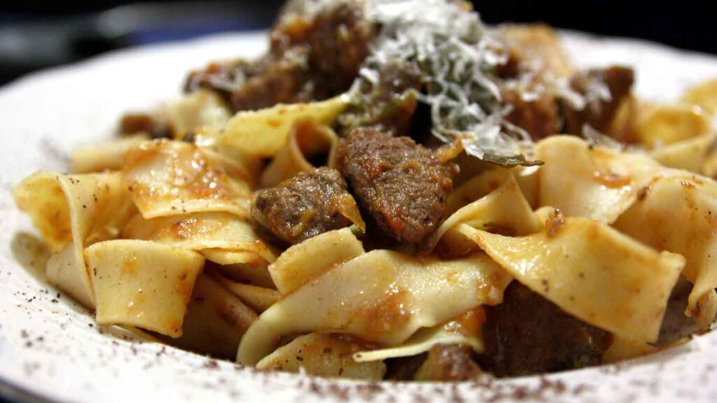 pappardelle-al-cinghiale-per-prepararsi-alle-battute-di-caccia-urbana