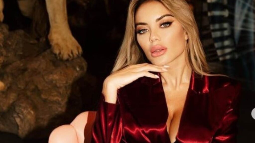 elena-morali-in-bikini-|-in-mini-slip-fa-impazzire-tutti:-che-lato-b!-–-solonotizie24
