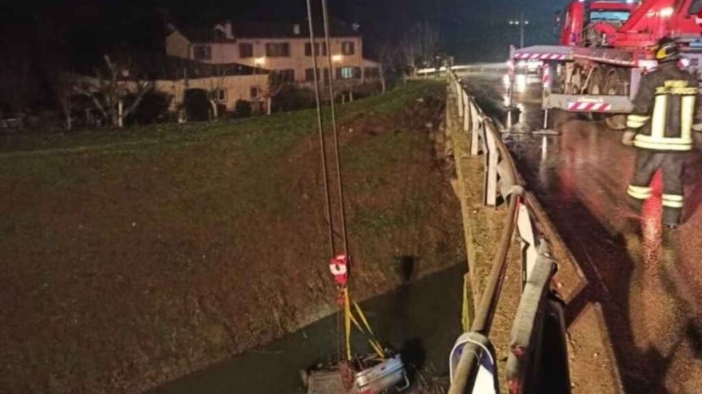 verona,-l'auto-finisce-nel-canale.-per-tre-giovani-non-c'e-niente-da-fare