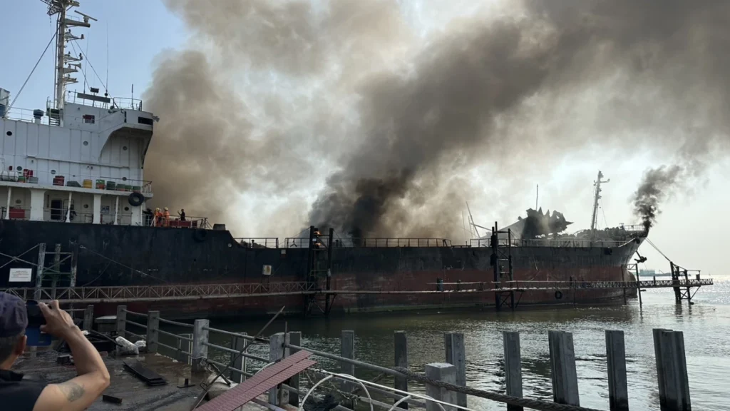 tanker-ship-explodes-in-samut-songkhram-province-–-the-pattaya-news
