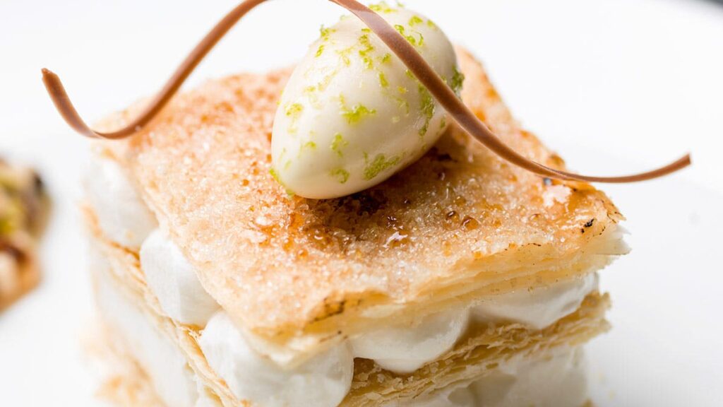 sfoglia-croccante-con-ricotta,-uvetta-e-pera