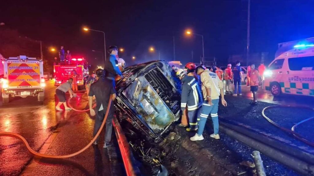 minivan-crashes-and-burns-11-people-alive-in-nakhon-ratchasima-province-–-the-pattaya-news