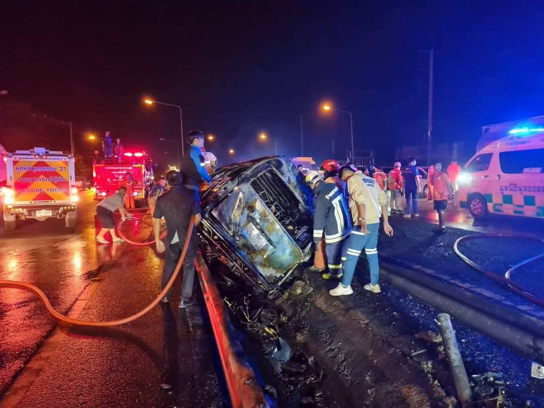 minivan-crashes-and-burns-11-people-alive-in-nakhon-ratchasima-province-–-the-pattaya-news