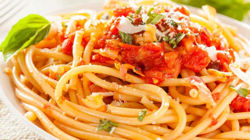 bucatini-all'amatriciana:-la-vera-ricetta-delle-trattorie-–-ricettasprint.it