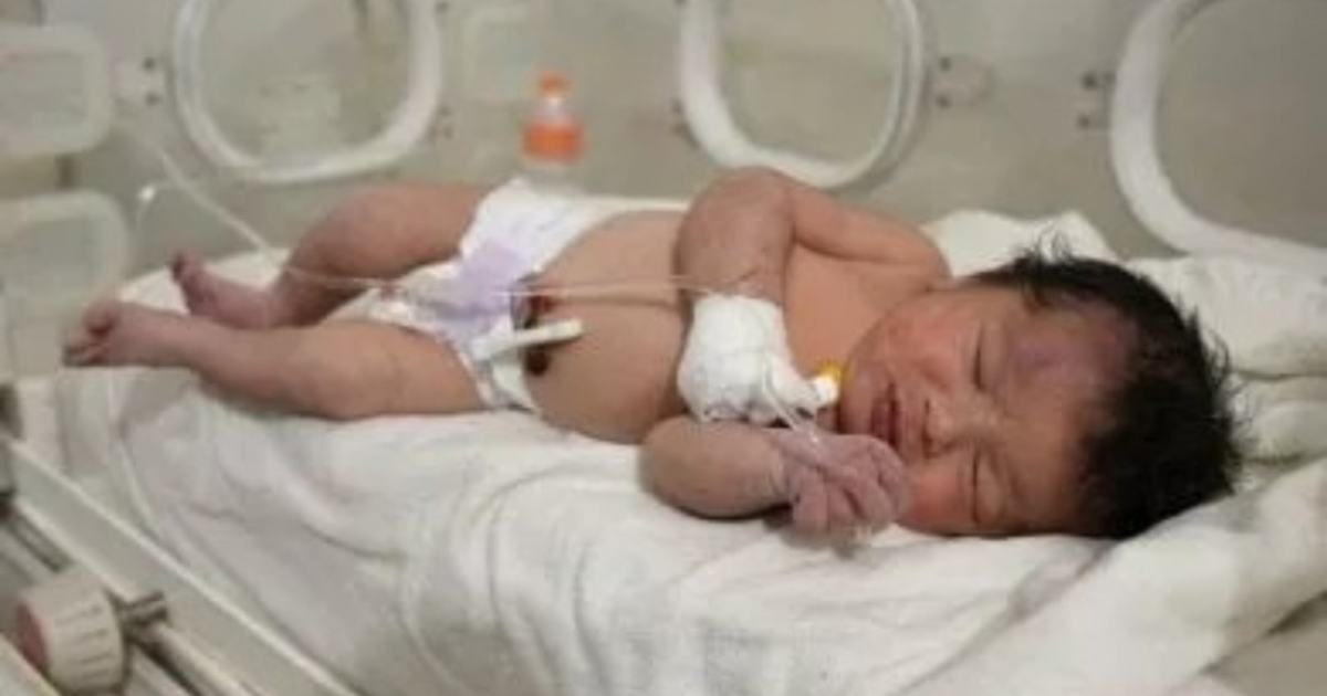 siria,-estratta-una-neonata-dalle-macerie-con-il-cordone-ombelicale