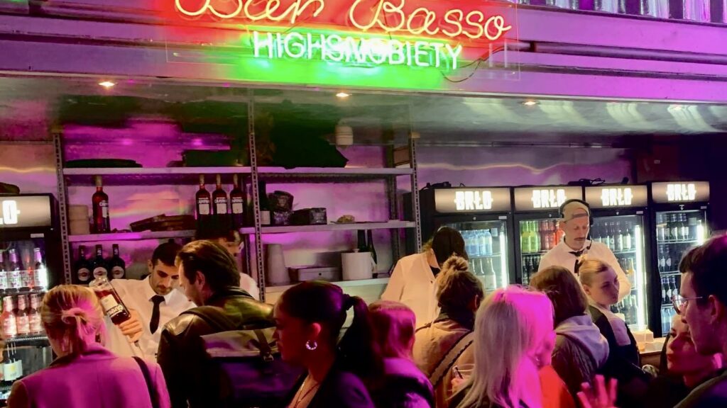 negroni-sbagliato-al-bar-basso-per-la-fashion-week-milano-2023 
