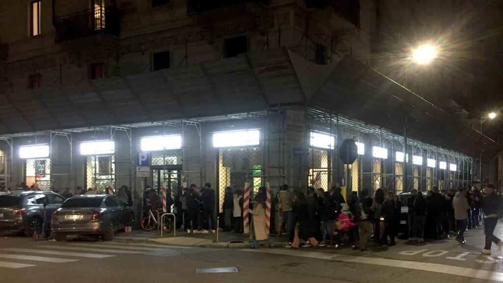 tutti-in-fila-per-l'apertura-della-pizzeria-ciro-cascella-3.0-a-milano