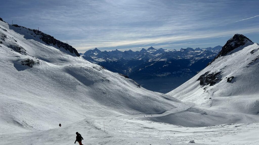 a-ski-guide-to-the-stylish-crans-montana-ski-resort-in-the-swiss-alps