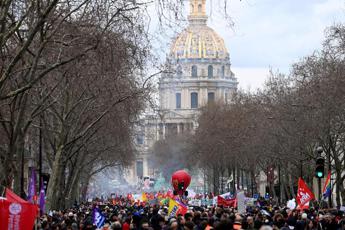francia,-centinaia-di-migliaia-in-piazza-contro-riforma-pensioni:-13-aprile-nuova-mobilitazione
