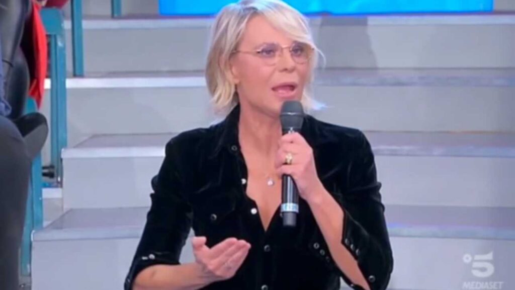 assurdo-uomini-e-donne,-un-ex-del-programma-aggredisce-maria-de-filippi.-mai-successo-prima,-fan-sotto-choc