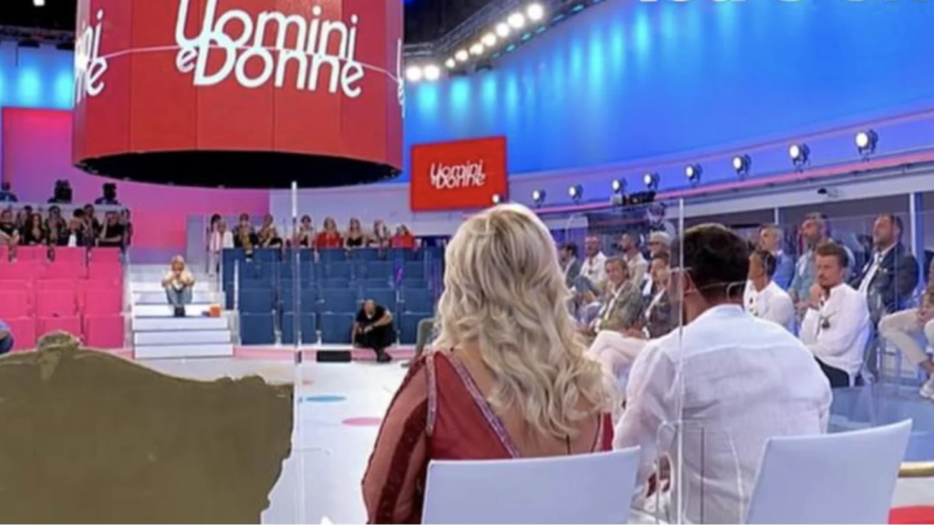 catastrofe-uomini-e-donne,-l’opinionista-fatto-fuori:-“ha-litigato-con-la-mennoia”.-lo-sfogo:-“maria-non-mi-vuole-parlare-piu”