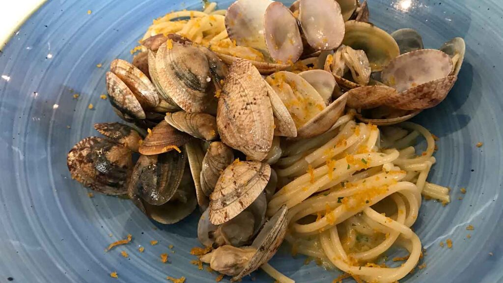 spaghetti-alle-vongole:-i-migliori-10-d’italia-ora-che-costano-il-50%-in-piu