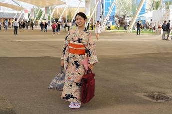 cina,-indossa-un-kimono-e-si-fa-fotografare:-arrestata