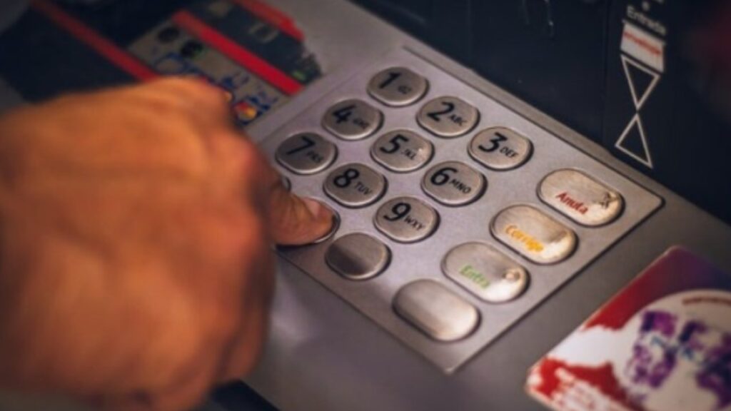 bancomat-in-spiaggia,-stop-agli-spostamenti-per-i-prelievi:-la-novita-che-fa-impazzire-i-bagnanti