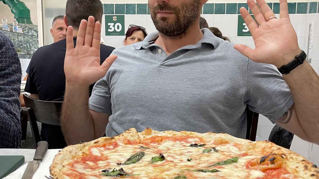 caro-bollette:-la-pizzeria-da-michele-alza-il-prezzo-della-pizza-di-1-euro!