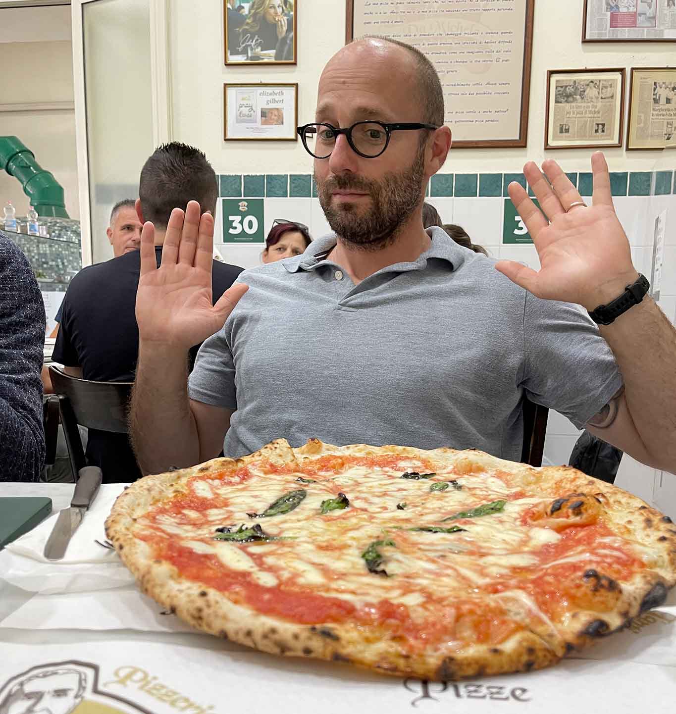 caro-bollette:-la-pizzeria-da-michele-alza-il-prezzo-della-pizza-di-1-euro!