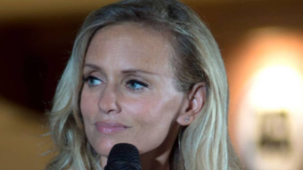 “the-queen”-justine-mattera-languida-in-deshabille:-tra-le-lenzuola-toglie-il-fiato-–-foto