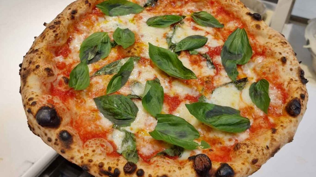 pizza-margherita-tradizionale-a-8-e,-canotto-a-6-e:-lioniello-spiega-i-prezzi