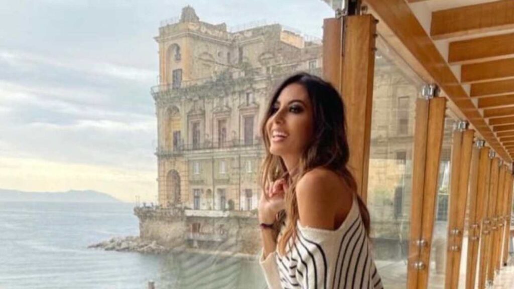 elisabetta-gregoraci,-la-minigonna-dallo-spacco-infinito:-“adoro”-–-foto