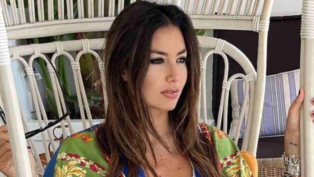 elisabetta-gregoraci-incanta-venezia:-la-giacca-si-apre,-curve-esplosive-–-foto
