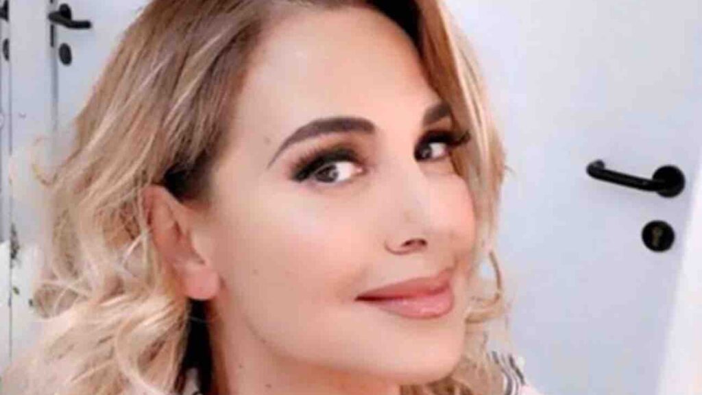 barbara-d’urso-manda-in-tilt-instagram:-il-costume-bianco-lascia-intravedere-troppo,-le-foto-–-solonotizie24