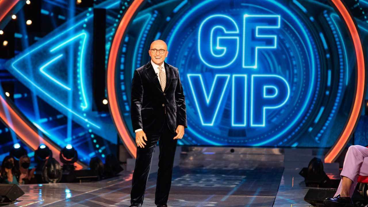 gf-vip-7:-alfonso-signorini-su-tutte-le-furie-dopo-la-“spifferata”-sul-cast