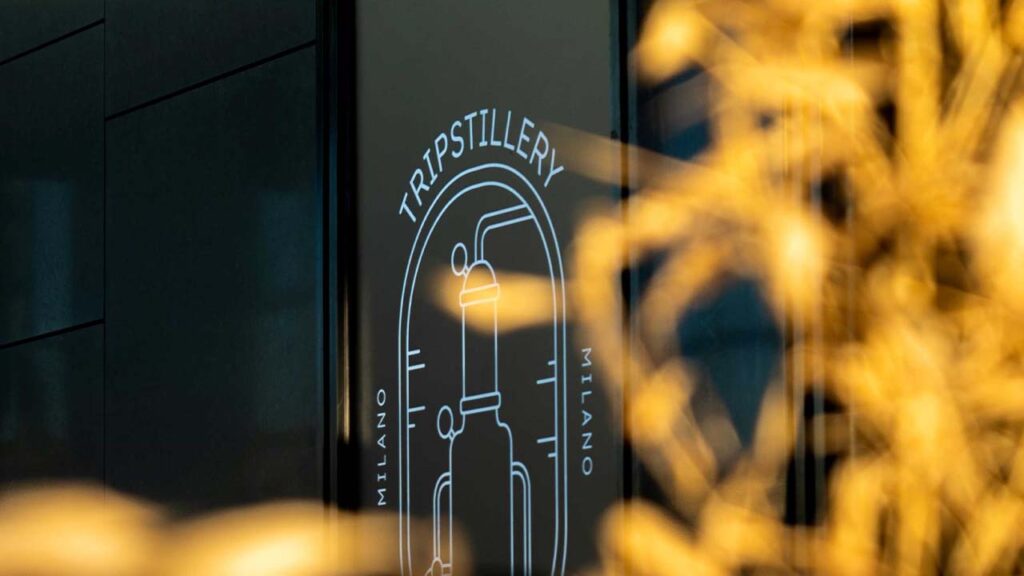 tripstillery,-apre-a-milano-il-primo-cocktail-bar-con-distilleria-–-james-magazine