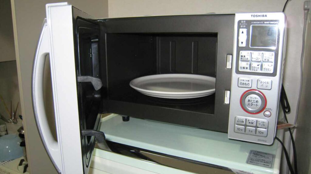 microonde:-sai-che-hai-sempre-sbagliato-ad-usarlo?-ecco-come-devi-fare