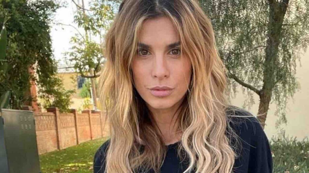 elisabetta-canalis-sensualissima-sul-lettone:-outfit-total-black-e-calze-a-rete-|-bellissima-–-solonotizie24