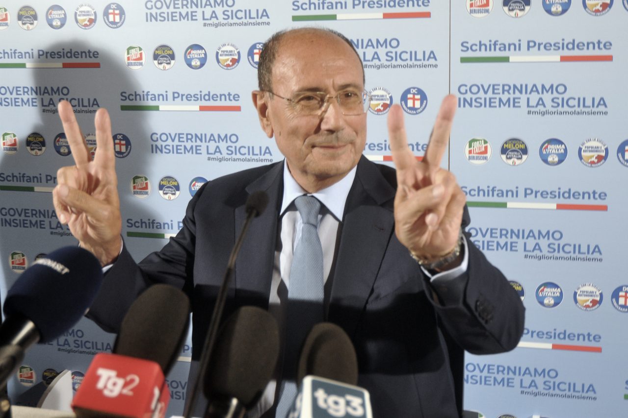 la-mesata-di-uno-scrutatore-|-in-sicilia-ha-vinto-renato-schifani,-ma-lo-spoglio-non-e-ancora-finito-–-linkiesta.it