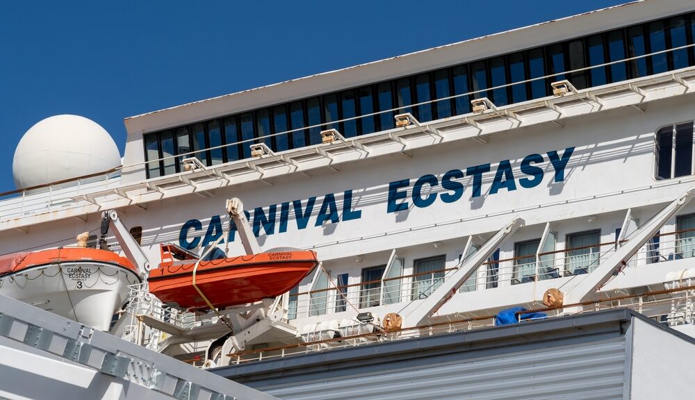 carnival-cruises-retiring-“carnival-ecstasy”-after-31-years