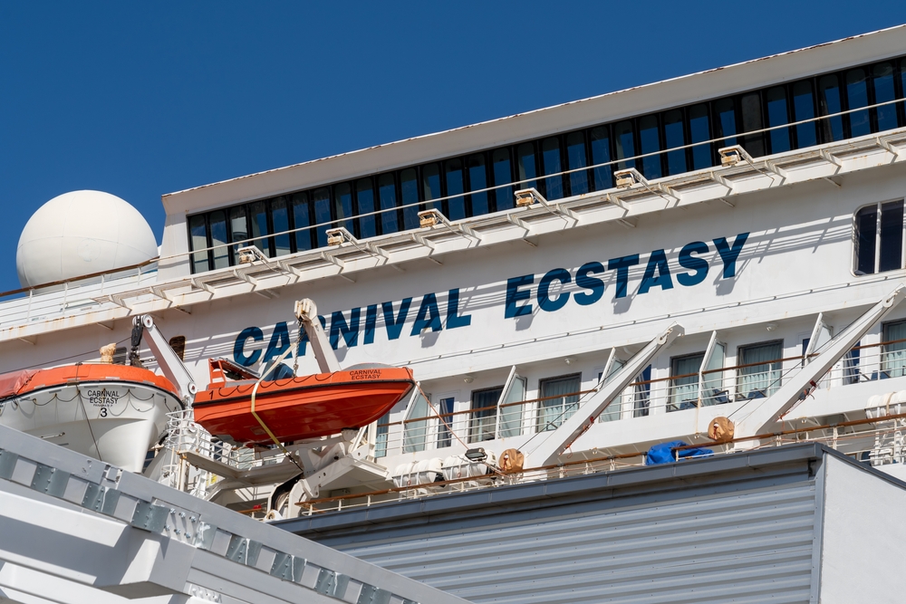carnival-cruises-retiring-“carnival-ecstasy”-after-31-years