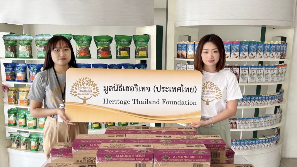 heritage-thailand-foundation-donates-beverages-to-help-flood-victims