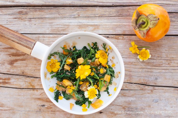 insalata-di-cachi-con-fiori-e-foglie-di-crisantemi-–-il-fior-di-cappero