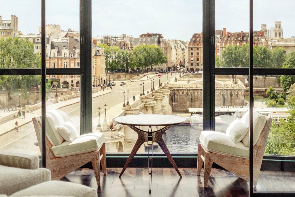 louis-vuitton-debuts-in-paris-with-the-brand's-first-hotel