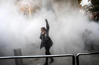 iran,-polizia-spara-in-stazione-metro-teheran-e-picchia-le-donne