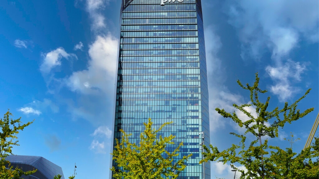“portrait-of-giuliano-de'-medici”-by-botticelli-on-display-in-the-pwc-tower-in-milan