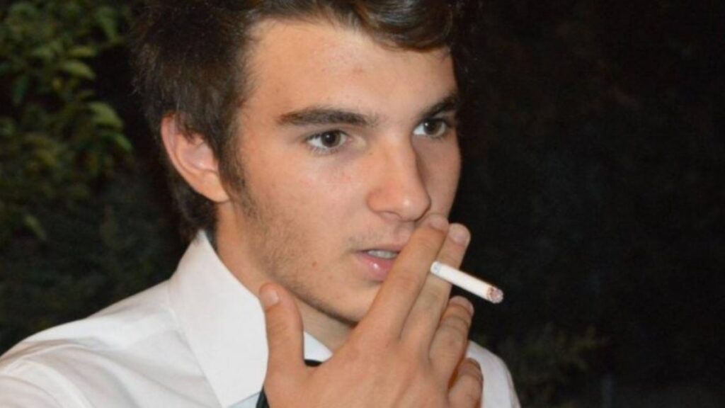 riccardo-dice-che-sta-per-laurearsi,-ma-non-e-vero.-e-muore