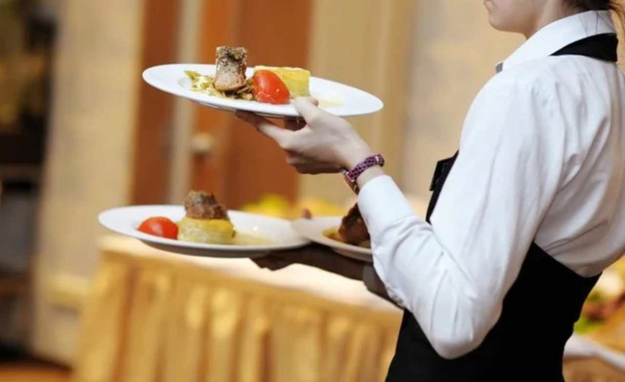 il-giovane-chef-manda-via-dei-clienti-ricchi-dal-suo-ristorante:-“hanno-umiliato-la-cameriera”