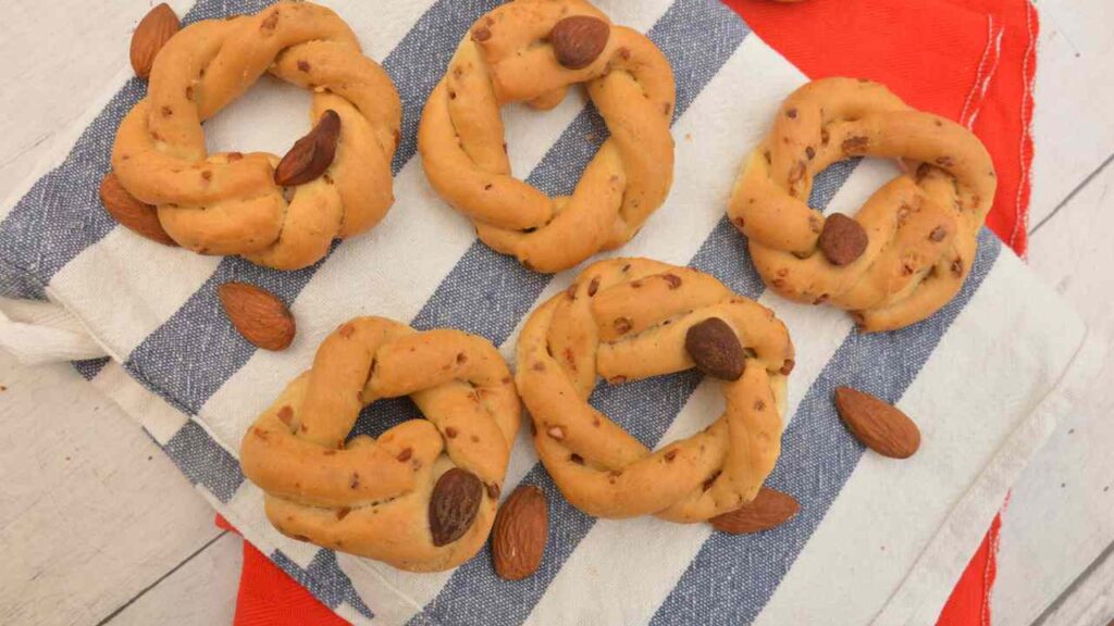 taralli-napoletani-mandorlati,-per-accompagnare-le-serate-in-festa!-–-ricettasprint.it