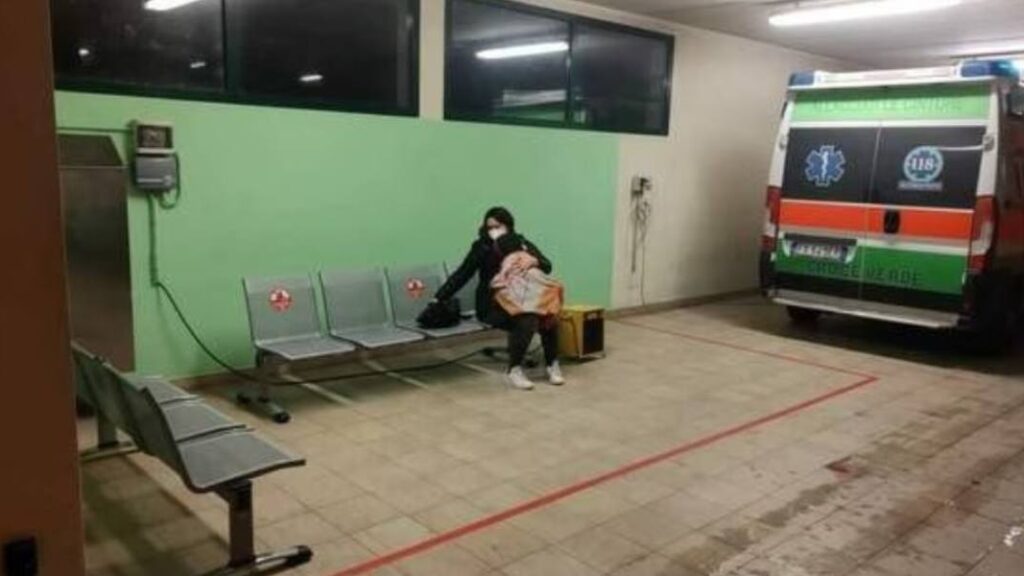 in-ospedale-a-rovigo-non-c'e-posto:-mamma-e-bambino-vengono-messi-nel-garage-delle-ambulanze