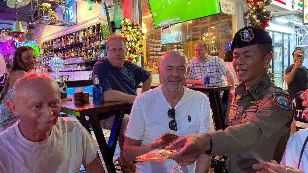 pattaya-police-and-immigration-give-new-year's-gifts-to-tourists-–-the-pattaya-news